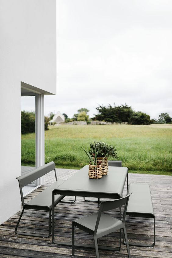minimalist outdoor dining room